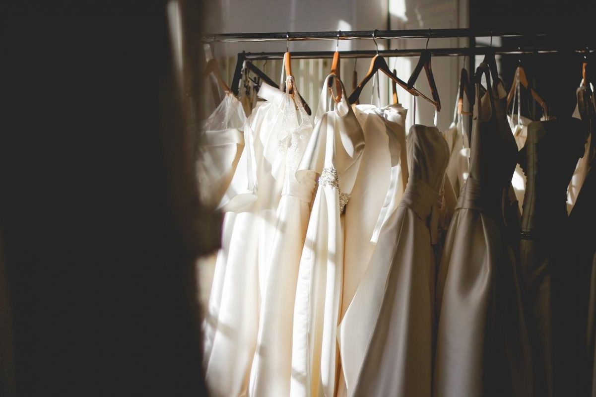 Brautkleider an einer Kleiderstange